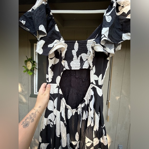 The Silverlake Flutter-Sleeve Dress 1x - Picture 6 of 6